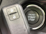 【キーレススタートシステム】カバンやポケットに入れたままでもドアの施錠・解錠が可能なスマートキーを装備。エンジンのオン・オフ時もカギを取り出す必要が無いからとっても便利です♪