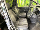 運転席まわりには十分なスペースがあり、大柄な方でもゆったり運転していただける環境です。