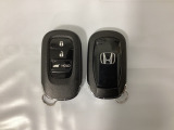 スマートキーを装備しています。鍵を差し込むことなくドアロックの開け閉めと、スタートボタン操作でのエンジンスタートができます。ボタン操作でトランクが開けられる電動テールゲートのボタンもついています。