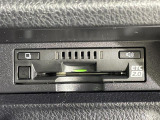 【ETC】有料道路を利用する際に料金所で停止することなく通過できる、ETC車載器(ノンストップ自動料金収受システム機器)が装備されています。セットアップを行うことで利用可能になります。