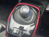 e-POWERならではのシフトレバーで、バックやドライブなどの切り替えがラクラクです!