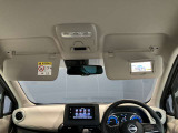 運転席のサンバイザーにはバニティーミラーも付いています。身だしなみチェックには欠かせません。