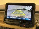 リバースギアに入れるだけで後方の表示へ切り替わります。夜間や雨の日の駐車も楽になりますよ。