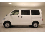 スライドドアは、通常のドアに比べて、車のボディに平行に開閉するので、開けてもスペースをとりません!狭いスペースでも乗り降り楽々です!