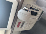 操作しやすいATシフトです。 シフトチェンジを気にしなくていいので運転だけに集中できますね。 自然と手に届くところにある、手になじむ形状のシフトノブがいいですね。