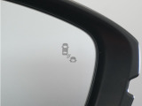 ◆ブラインドスポットインフォメーション◆車線変更を支援。走行中の死角になりやすい自車の斜め後方車両を検知し、ドライバーへ注意を促すことで運転負荷を軽減する機能です。