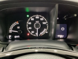 スピードメーターとタコメーターを大きく配した見やすいメーター部になっています。右側のインフォメーション画面でオドメーターや燃費などの情報を確認できます。
