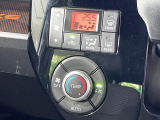 【オートエアコン】一度お好みの温度に設定すれば、車内の温度を検知し風量や温度を自動で調整。暑い&hellip;寒い&hellip;と何度もスイッチ操作をする必要はありません。快適な車内空間には必須の機能ですね♪