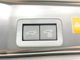 【パワーバックドア】スマートキーや運転席のボタンを押すだけでリアゲートが自動で開閉します!荷物を持っている時や、高い位置にあるバックドアを閉める際に便利な機能です♪