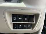両側オートスライドドアは運転席からボタン操作で楽々開閉♪雨の日の送迎でも濡れません!(^^)!エマージェンシーブレーキや横滑り防止アシストも装備し、安全性能も向上しています