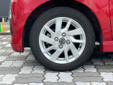 純正アルミホイール。タイヤサイズは155/65R14です。