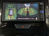 車庫入れの苦手な方にバック時のサポートバックモニター、パノラマモニター付き。※カメラが映し出す範囲は限られています。必ず車両周辺の安全を直接確認してください。