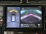 上からの視点で狭い駐車場への駐車に役立つ、アラウンドビューモニター対応純正メモリーナビ装備。