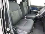 高いホールド性で運転姿勢が安定します。長距離ドライブでも疲れにくいのが魅力です。快適なドライビングライフをお送りください♪