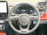 インテリアに合わせたデザインのステアリングは、運転される方のことも考え、運転しやすい形状、大きさです。是非一度、実際に触ってお確かめください。