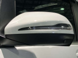 ウィンカー内蔵ドアミラーを開発したのは『メルセデス・ベンツ』です。他車からの視認性が高まり、事故の可能性を低減させています。更に、点灯部分はドライバーの視界に入らないように設計されています。