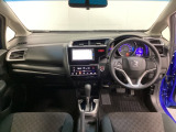 車内は光触媒抗菌消臭施工済です。インパネ周りはスタイリッシュなデザインです。グローブボックスやカップホルダーのほかにトレーなどたくさんの収納スペースが付いています。