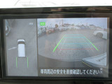 アラウンドビュー付き。上空から車両を見下ろしたような画像に加工された映像をディスプレイで確認しながら車庫入などができ大変便利です。
