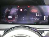 メーターディスプレイとセンターディスプレイを一体化した総合型インターフェイスディスプレイを採用、運転中もさまざまな情報に容易にアクセスすることができます。