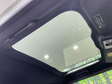 【ガラスルーフ】ガラスルーフ搭載で車内の解放感が一気にアップ!開放的なドライブをお楽しみいただけます。