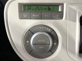 【オートエアコン】一度お好みの温度に設定すれば、車内の温度を検知し風量や温度を自動で調整。暑い&hellip;寒い&hellip;と何度もスイッチ操作をする必要はありません。快適な車内空間には必須の機能ですね♪