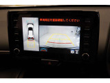 【全方位カメラ】 車の前後左右に取り付けられたカメラで、視線やバックモニターでは死角となる前方や真横も確認できます。狭い駐車スペースもスムーズに駐車できます。