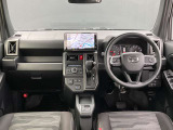 運転席周りになります。内装色はブラックです。