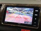 【バックカメラ】駐車時に後方がリアルタイム映像で確認できます。大型商業施設や立体駐車場での駐車時や、夜間のバック時に大活躍!運転スキルに関わらず、今や必須となった装備のひとつです!