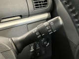 【オートライト】 周囲の明るさに応じて、ヘッドランプを自動的に点灯・消灯してくれるので、とても便利です。
