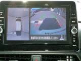リバースにシフトするとまるで上空から見下ろしているような感じにナビゲーション画面に映し出します