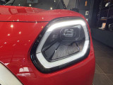 LEDヘッドライトは内側にあるため、前方に勢いを感じさせる鋭い顔つきになります。
