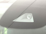 【エマージェンシーブレーキ】走行中に前方の車両等を認識し、衝突しそうな時は警報とブレーキで衝突回避と被害軽減をアシスト。より安全にドライブをお楽しみいただけます。