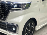 【LEDヘッドライト】悪天候や夜間走行時も良好な視界を確保し安心して運転できる高輝度LEDヘッドライトを装備!点灯速度が早く、消費電力も抑えられています。