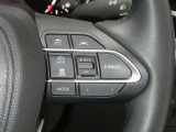 【レーダークルーズコントロール】(全車速追従機能付)付きです。車速に応じて追従支援してくれるので、ロングドライブも快適です。詳細は販売店スタッフまでおたずねください。