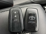 スマートキーをポケットやバッグに携帯していれば、キーを取り出すことなくドアハンドルを握り解錠、ドアハンドルのセンサーに触れるだけで施錠できます。