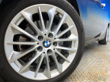 ●純正17インチアルミホイール:輸入車ならではの卓越した走りを支えるホイールと足回りです!日本車の走りに慣れている方にもぜひ体感して頂きたいほど、高いレベルでまとまっています!