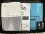 スマートキーは鍵をバッグに入れたままでもドアロックの開閉やエンジンのON・OFFができます。夜間や雨の日も鍵を探さなくて良いので便利です。