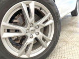 ●純正18インチアルミホイール:輸入車ならではの卓越した走りを支えるホイールと足回りです!日本車の走りに慣れている方にもぜひ体感して頂きたいほど、高いレベルでまとまっています!