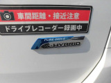 減速時のエネルギーを利用して発電し、アイドリングストップ車専用鉛バッテリーと専用リチウムイオンバッテリーに充電。その電力を活かして、加速時にはモーターでエンジンをアシスト☆