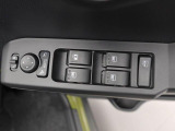 パワーウィンドウのスイッチです。 運転席に居ながら助手席の窓を開け閉めできるので便利ですよ。 ロック機能も付いてるので子供がイタズラして窓を開けるという事もできなくできますよ。