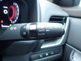 オートライト機能が装備されており暗い場所に入ると車両が検知しライトのON・OFFを自動的に切り替えてくれますので非常に便利な装備です♪