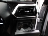 運転席のカップホルダーはエアコンの吹き出し口にありますので冷やしたり温めたりすることが出来ます☆