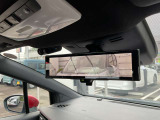 車体の後部にカメラがついていて、その映像がルームミラー内のモニターに表示します。人や荷物などで視界が遮られた時なども確認がしやすいです。