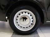 純正スチールホイールです。ビュートのクラシック感を演出してくれます。またマーチに取り付け可能なホイールでしたらビュートにもカスタム可能ですのでさらにお楽しみいただけます。