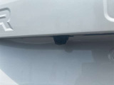 【バックカメラ】後退時に車両後方の映像をモニターに映す機能。目視できない死角を確認でき、衝突事故を防ぎます。駐車が苦手な方だけでなく全てのドライバーに必須の安全装備です。