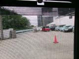 ロールサンシェードが装備されております。日差しを和らげるだけでなく、プライバシー保護にも役立ちます。