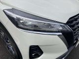 対向車や周囲の状況を判断してハイビーム/ロービームを自動で切り替えます。積極的にハイビームを使い、夜間でも安心して走行できます。