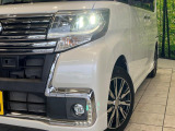 【LEDヘッドライト】悪天候や夜間走行時も良好な視界を確保し安心して運転できる高輝度LEDヘッドライトを装備!点灯速度が早く、消費電力も抑えられています。