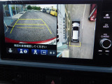 マルチビューカメラです。後退するときに後ろだけでなく車の周囲が見えるので安心です。