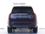 XC90は、使い方の幅を広げる7シーター仕様。洗練された佇まいの中に、高い実用性を秘めています。室内に足を踏み入れば、そこはまさに北欧のリビングルーム。落ち着きある明るい雰囲気をご堪能ください。